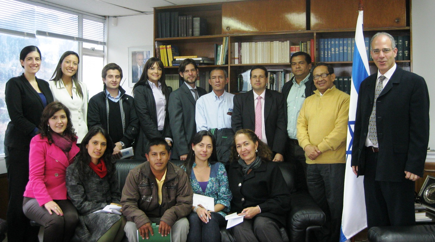 Embajador de Israel, Sr. Yoed Magen, Primera Secretaria, Sra. Michal Maayan y el grupo de becarios